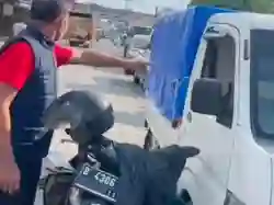 Seorang Kapolsek Menyamar Jadi Kurir untuk Ringkus Pengoplos Gas