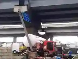 Truk Tangki Gas mengalami Kecelakaan di Cikunir, Berhenti Total di Jalan